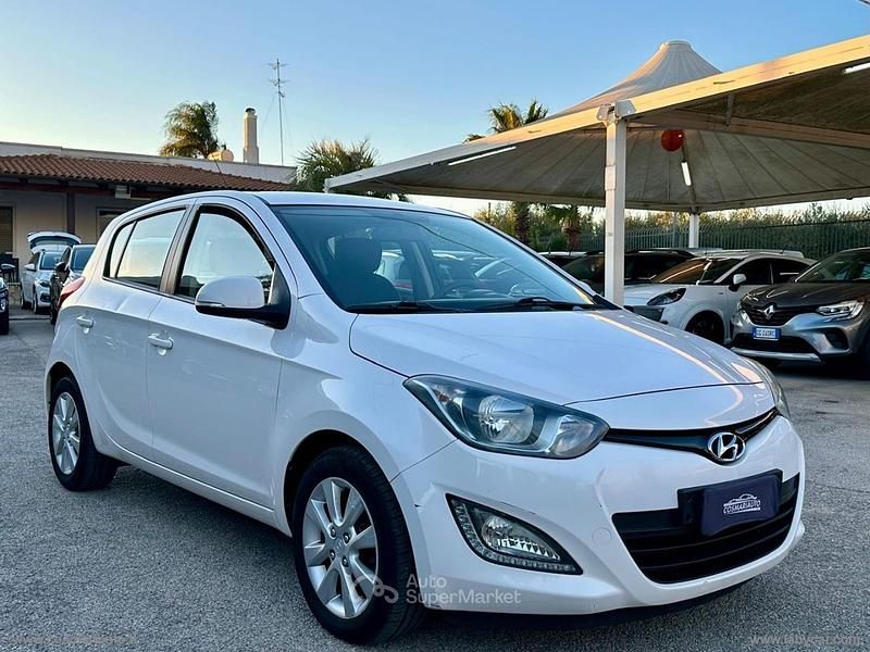 Bianco Usata 2014 Hyundai i20 Classic Tre volumi | 3800 € (Buon prezzo) - Immagine 1/4