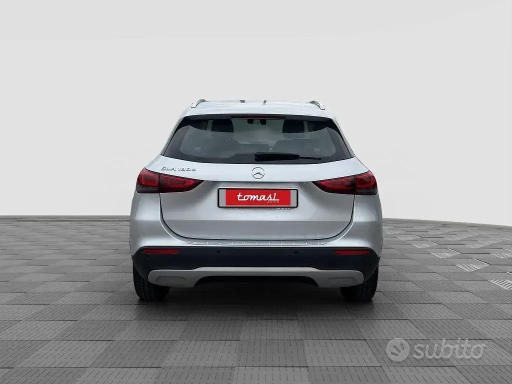Usata Mercedes GLA180 Business 116 CV (85 kW) 2022 Argento SUV