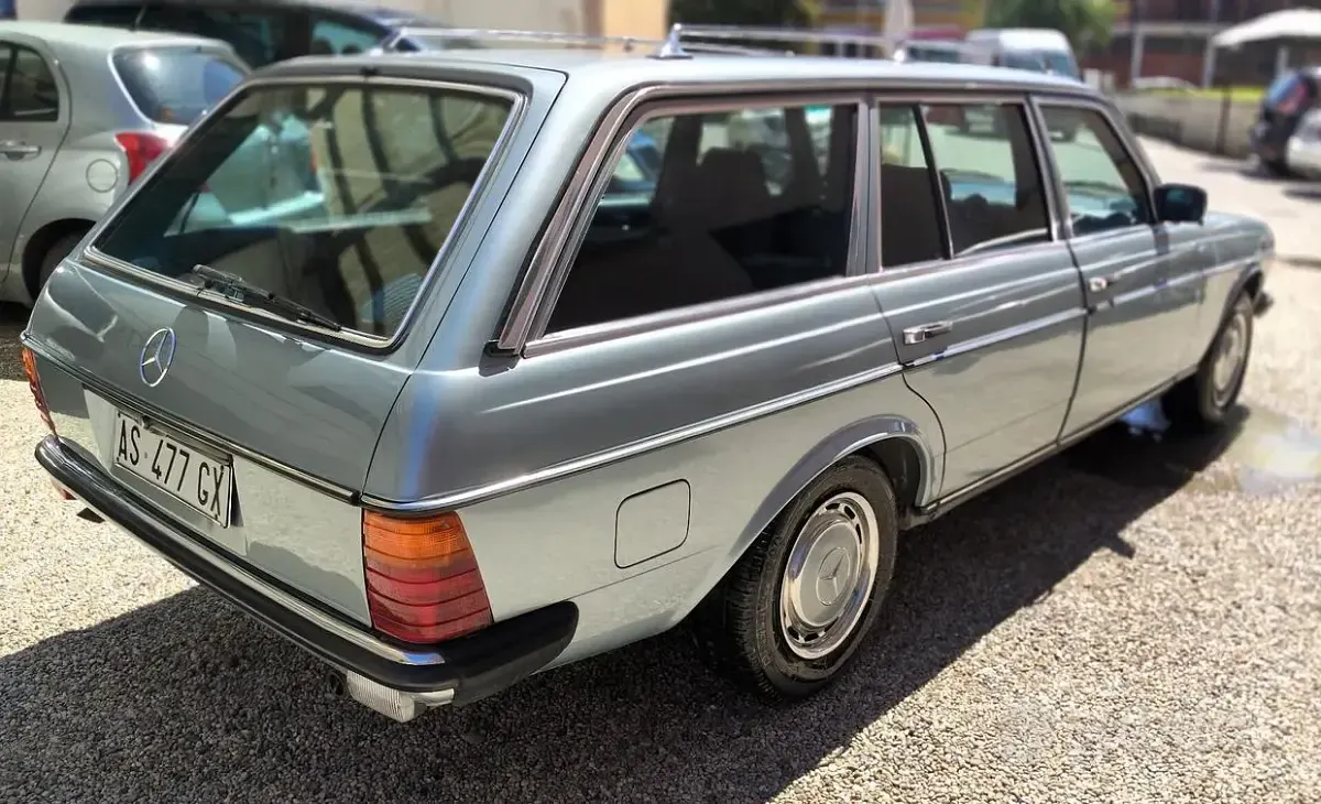 Usata Mercedes E200 109 CV (80 kW) 1983 Bluazzurro Station wagon