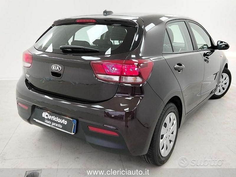 Usata Kia Rio Active 84 CV (61 kW) 2018 Marrone Berlina