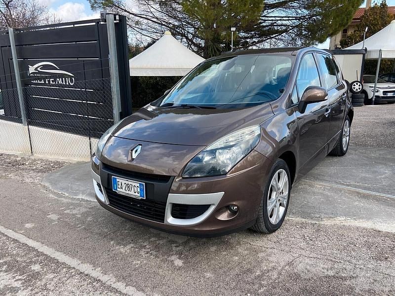 Usata Renault Scénic III Luxe 110 CV (80 kW) 2010 Marrone Monovolume