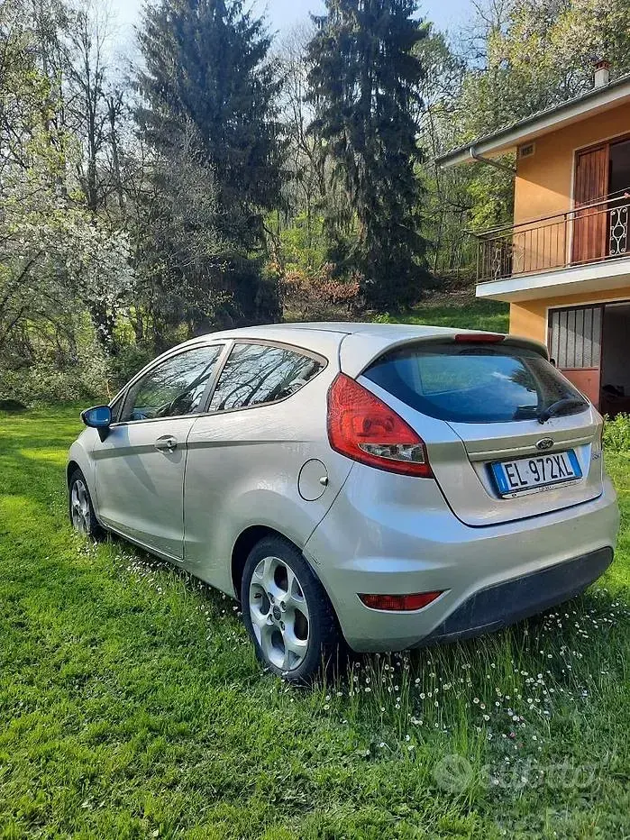 Usata Ford Fiesta 60 CV (44 kW) 2012 Grigio Berlina