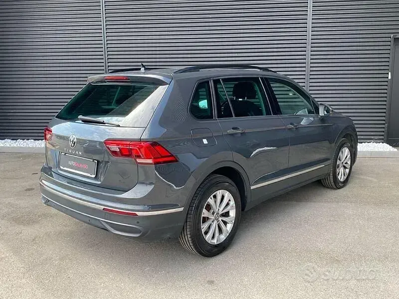 Usata VW Tiguan Life 150 CV (110 kW) 2024 Grigio metallizzato SUV