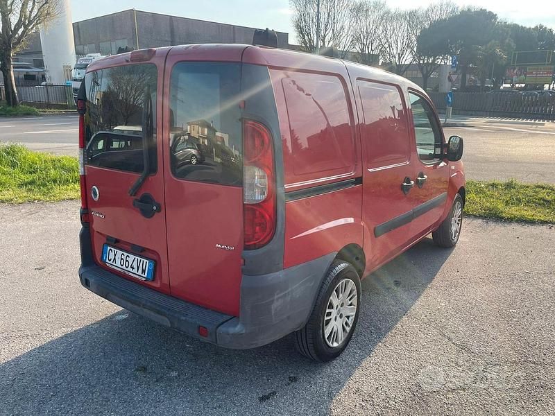 Usata Fiat Doblò 75 CV (55 kW) 2005 Rosso Monovolume