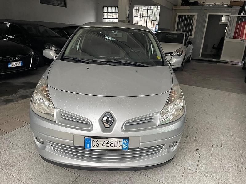 Usata Renault Clio II Luxe 85 CV (62 kW) 2005 Grigio Berlina