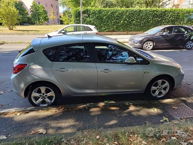 Usata Opel Astra 90 CV (66 kW) 2010 Grigio Monovolume