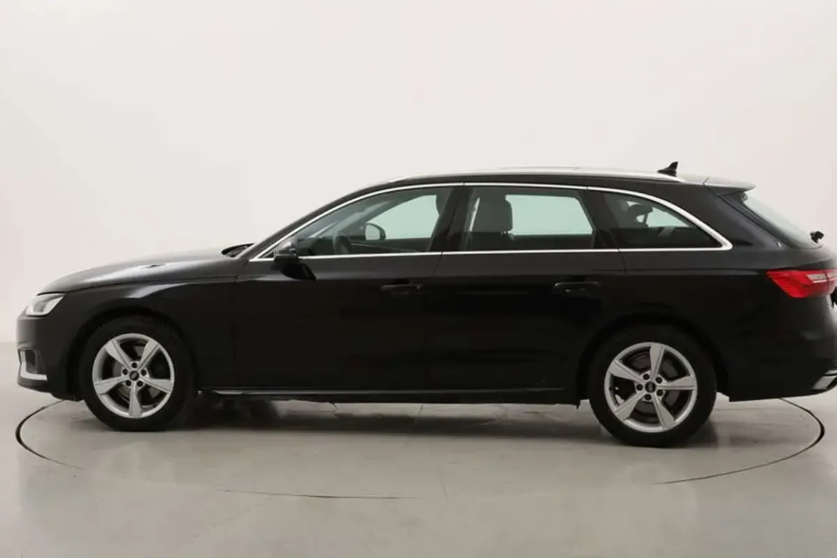 Begagnad Audi A4 Advanced 163 HK (119 kW) 2022 Svart Kombi