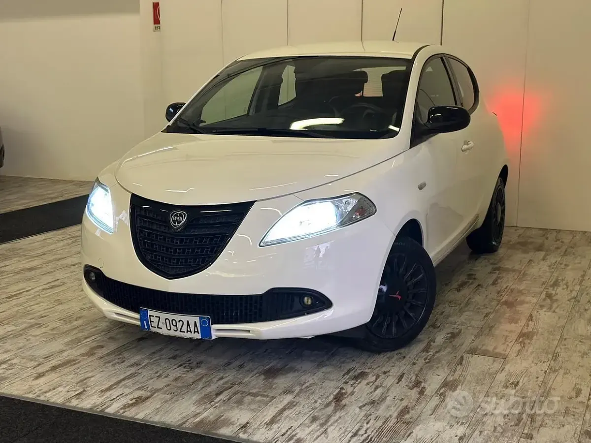 Usata Lancia Ypsilon 69 CV (50 kW) 2015 Bianco Utilitaria