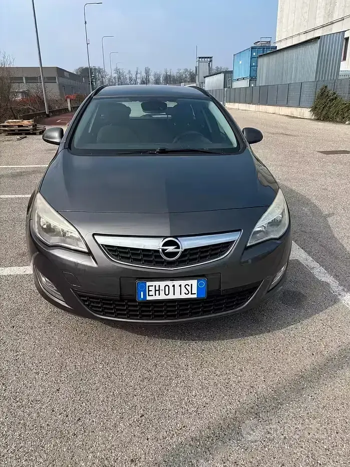 Usata Opel Astra Cosmo 101 CV (74 kW) 2011 Grigio Station wagon