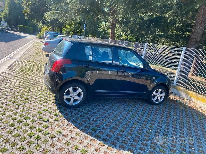 Usata 2007 Suzuki Swift Tre volumi | 3000 € (Ottimo prezzo) - Immagine 1/4