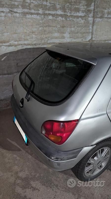Usata Ford Fiesta 75 CV (55 kW) 2000 Grigio Utilitaria