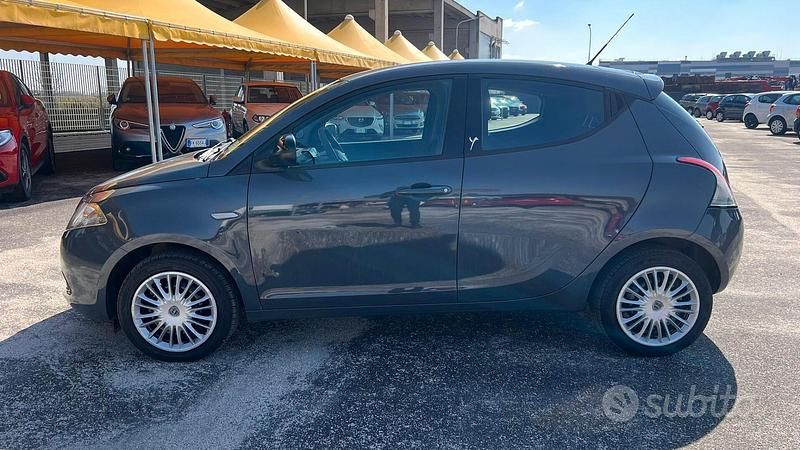Usata Lancia Ypsilon Silver 69 CV (50 kW) 2014 Grigio Utilitaria