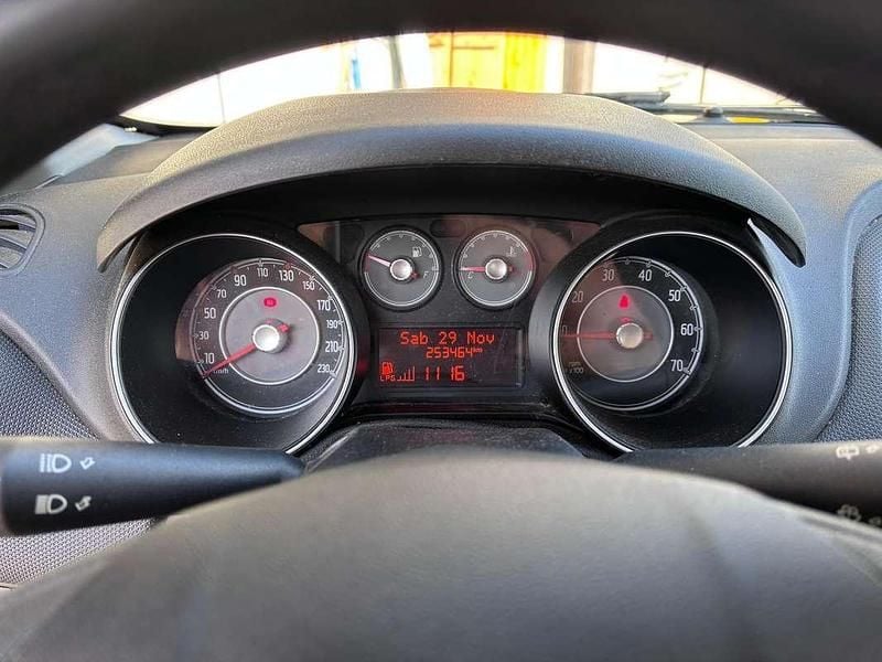 Usata Fiat Punto Young 77 CV (56 kW) 2015 Bianco Berlina