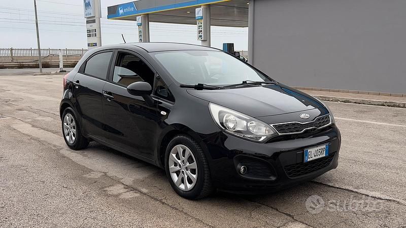 Nero Usata 2012 Kia Rio Tre volumi | 2600 € (Ottimo prezzo) - Immagine 1/4