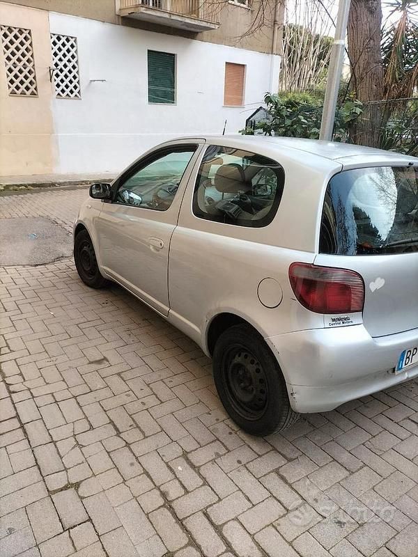 Begagnad Toyota Yaris 68 HK (50 kW) 2000 Grå Sedan