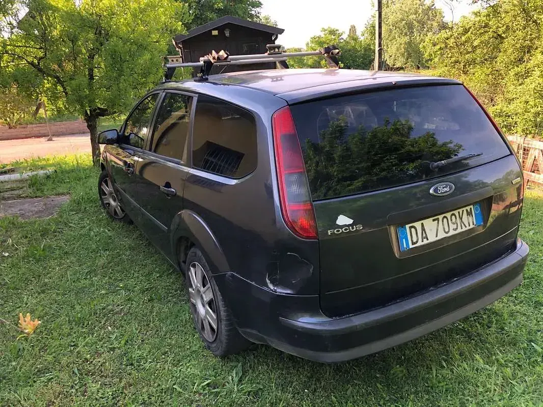 Begagnad Ford Focus Ghia 116 HK (85 kW) 2006 Kombi