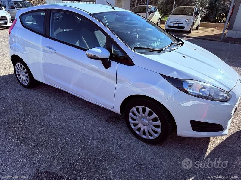 Usata Ford Fiesta Titanium 97 CV (71 kW) 2013 Bianco Berlina