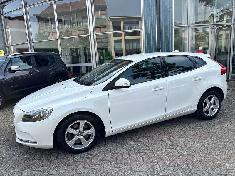 Usata Volvo V40 120 CV (88 kW) 2015 Bianco Berlina