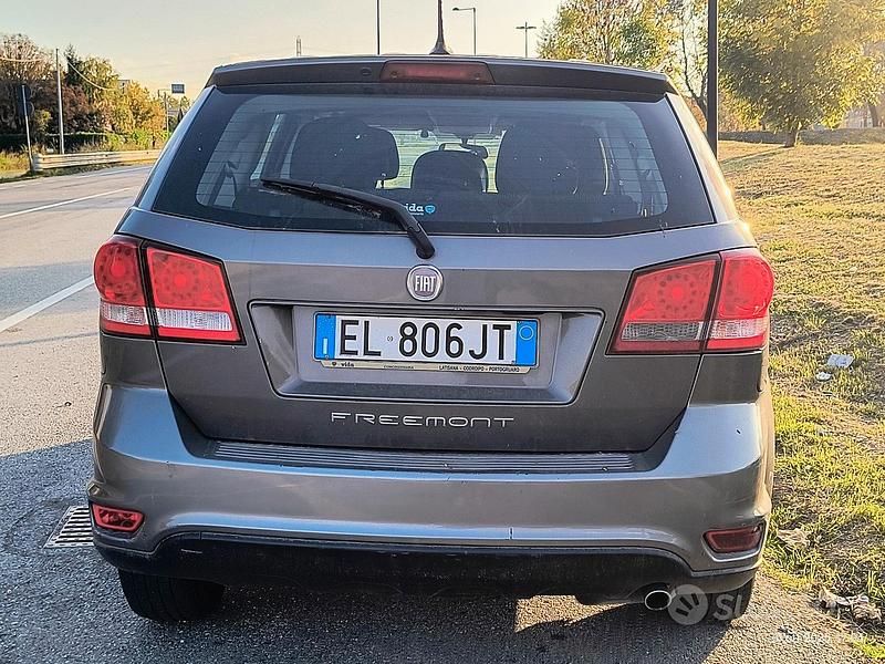 Usata Fiat Freemont 140 CV (102 kW) 2011 Grigio SUV