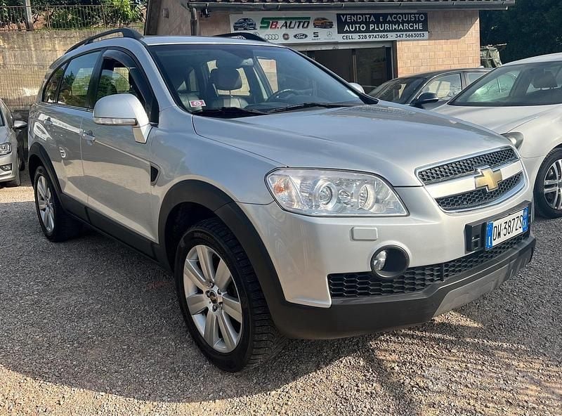 Grigio Usata 2009 Chevrolet Captiva SUV | 3999 € (Buon prezzo) - Immagine 1/4