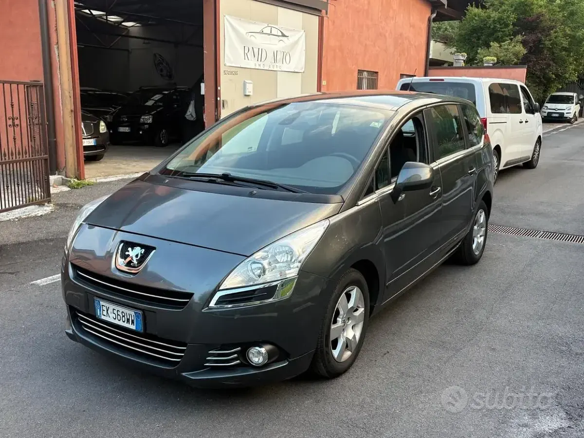 Usata Peugeot 5008 Active 150 CV (110 kW) 2012 Grigio Monovolume