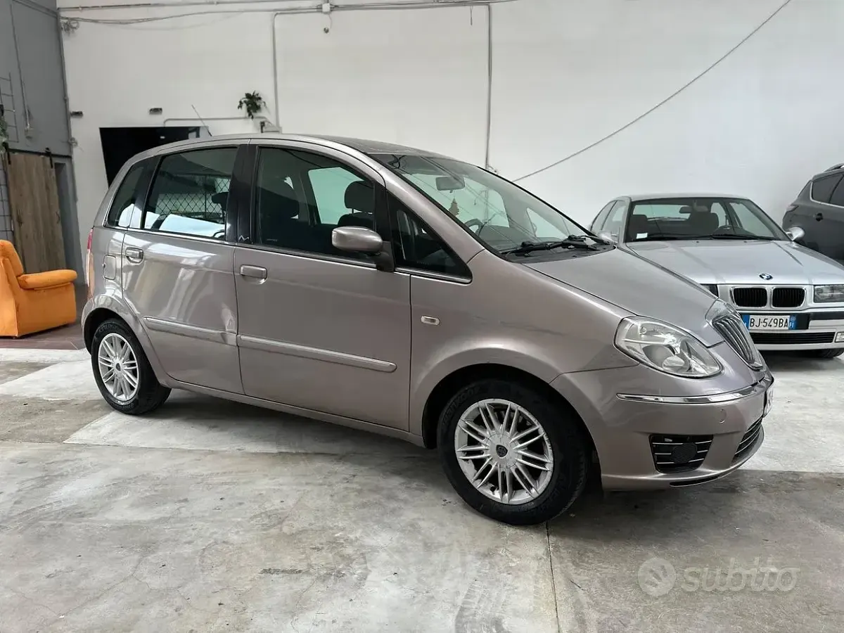 Usata Lancia Musa 69 CV (50 kW) 2007 Grigio Monovolume