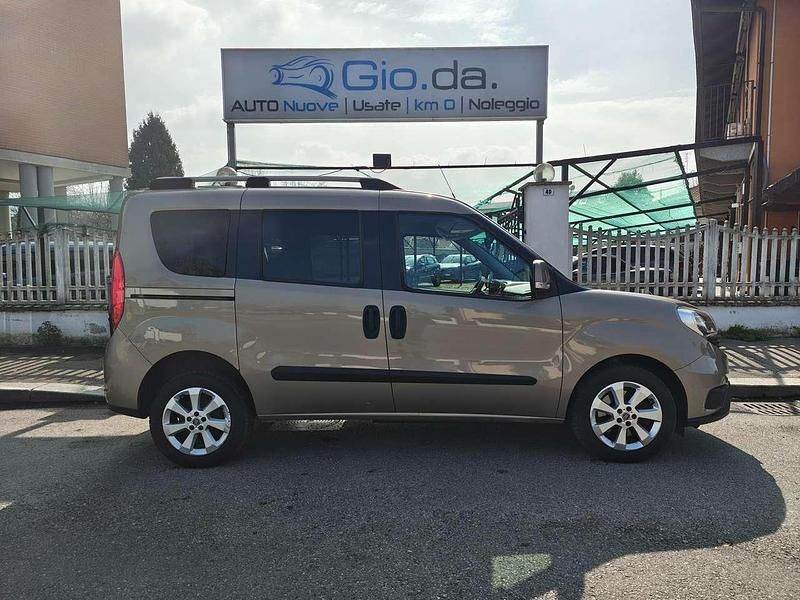 Usata Fiat Doblò Lounge 120 CV (88 kW) 2017 Beige Monovolume