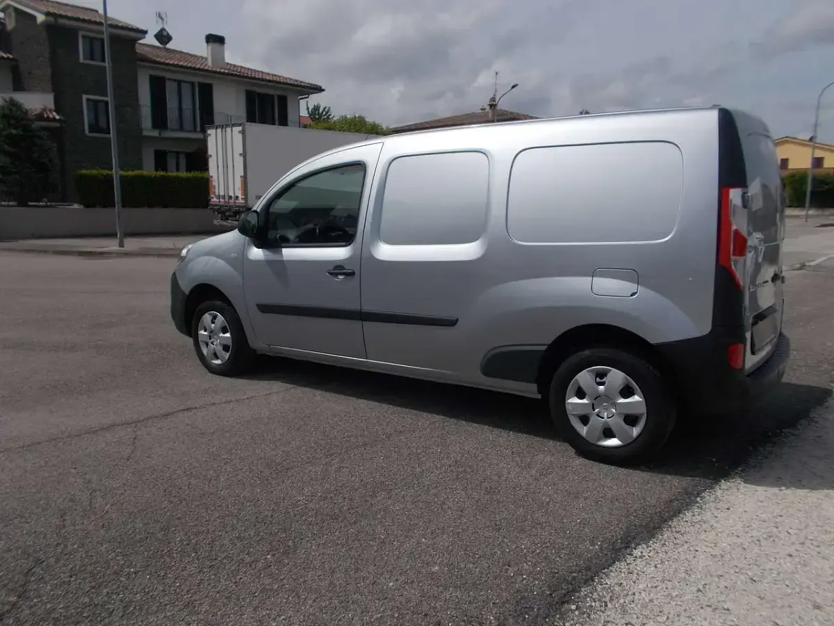 Usata Renault Kangoo 95 CV (69 kW) 2021 Argento Monovolume