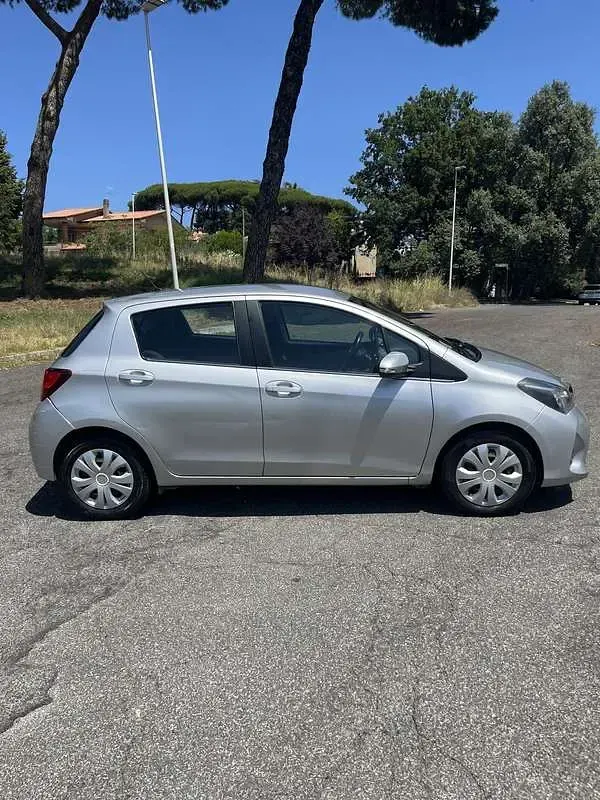 Usata Toyota Yaris Active 69 CV (50 kW) 2014 Argento Utilitaria