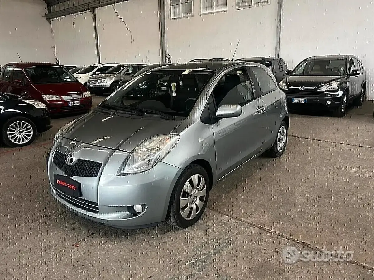 Usata Toyota Yaris 84 CV (61 kW) 2007 Grigio Utilitaria