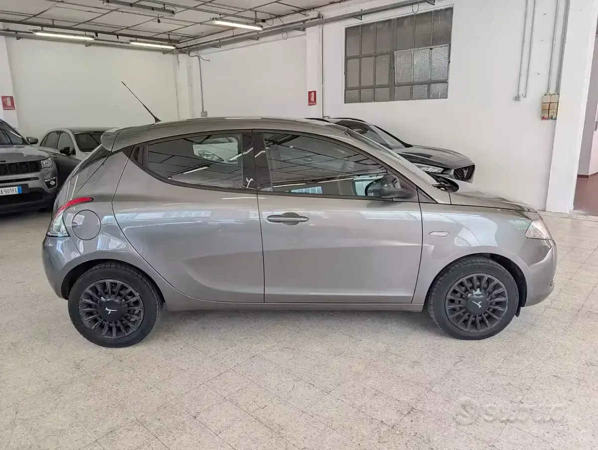 Usata Lancia Ypsilon Silver 69 CV (50 kW) 2014 Grigio Utilitaria