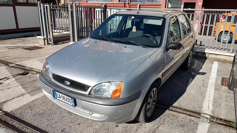 Usata Ford Fiesta 75 CV (55 kW) 2002 Grigio Utilitaria