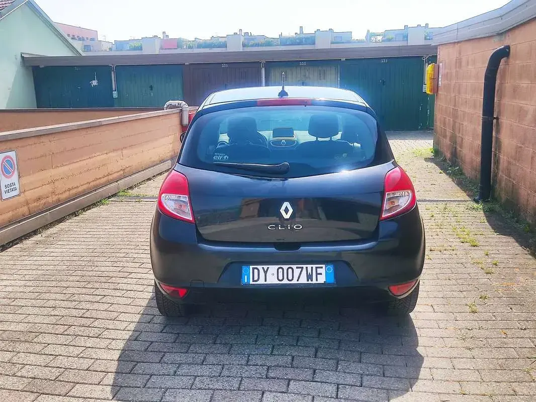 Usata Renault Clio III Dynamique 75 CV (55 kW) 2009 Nero Berlina