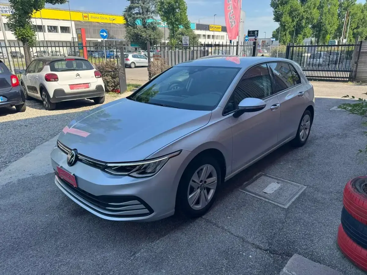 Usata VW Golf VIII Life 116 CV (85 kW) 2021 Grigio Berlina