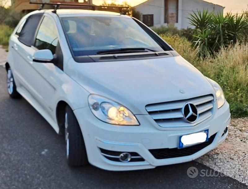 Usata Mercedes B180 Premium 2011 Bianco Monovolume