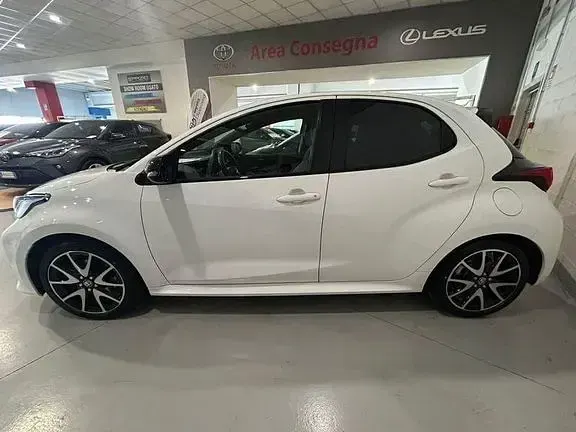 Usata Toyota Yaris Lounge 130 CV (95 kW) 2021 Bianco Utilitaria
