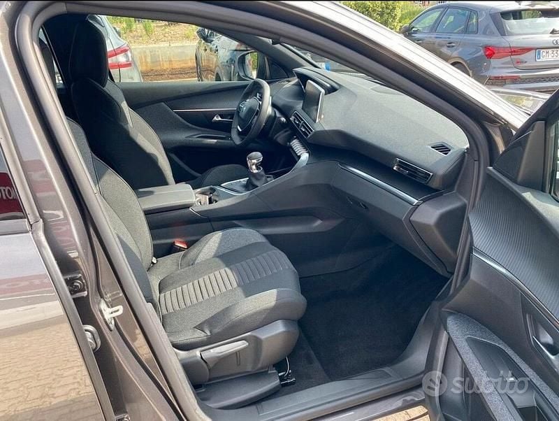 Usata Peugeot 5008 Active 130 CV (95 kW) 2023 Grigio SUV