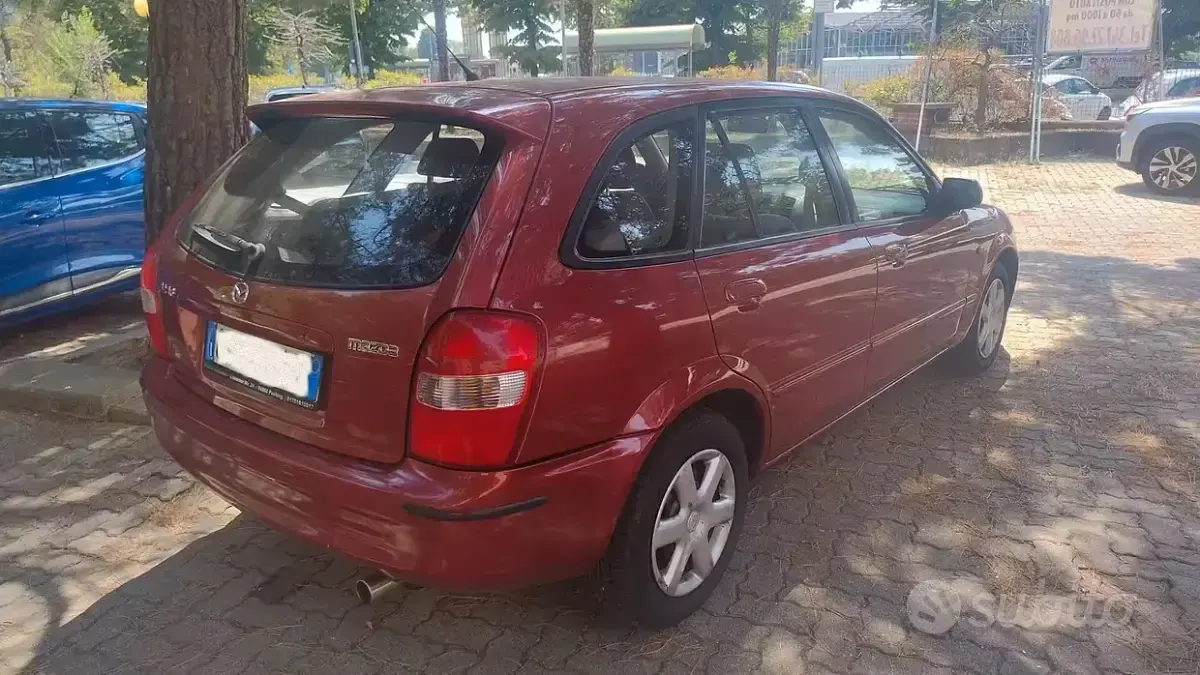 Usata Mazda 323F Exclusive 98 CV (72 kW) 2001 Rosso Berlina