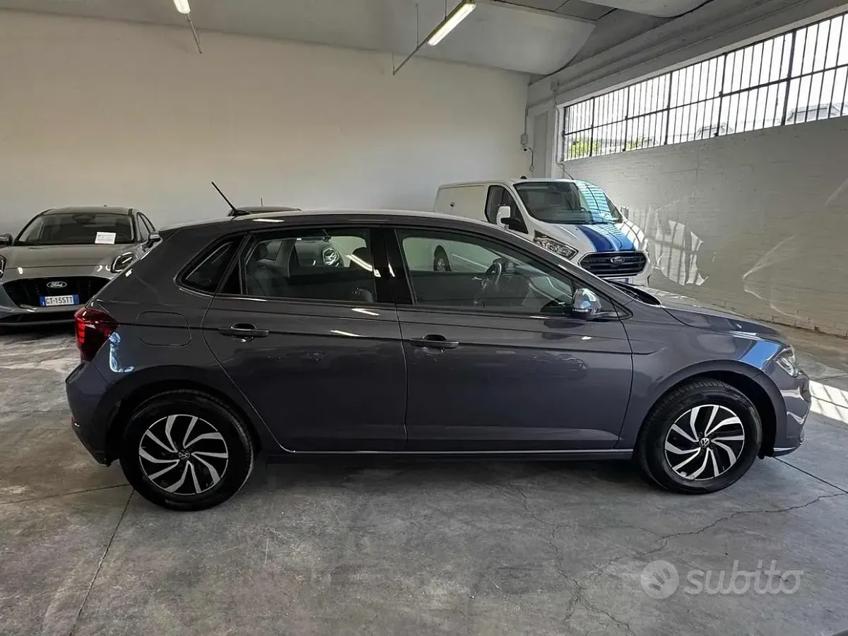 Usata VW Polo Life 80 CV (58 kW) 2024 Grigio scuro Utilitaria