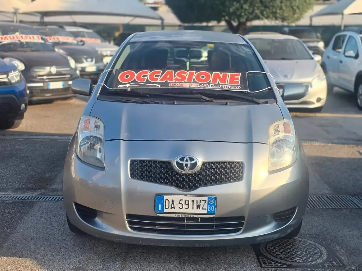 Usata Toyota Yaris Sol 69 CV (50 kW) 2007 Grigio Utilitaria