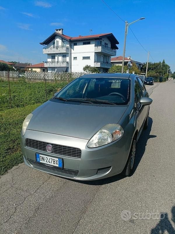 Grigio Usata 2009 Fiat Grande Punto Dynamic Due volumi | 2499 € (Ottimo prezzo) - Immagine 1/4