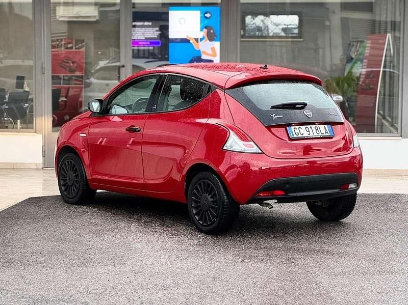 Usata Lancia Ypsilon 69 CV (50 kW) 2020 Rosso Utilitaria