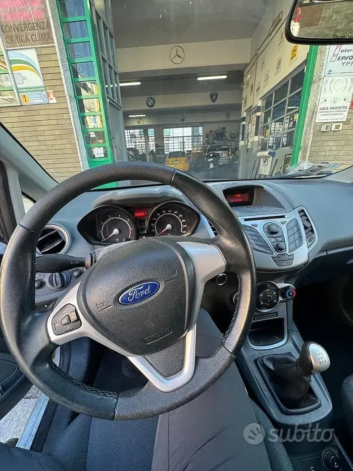 Usata Ford Fiesta 82 CV (60 kW) 2011 Bianco Berlina