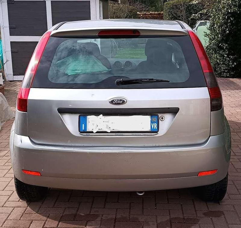 Usata Ford Fiesta 79 CV (58 kW) 2002 Argento Utilitaria