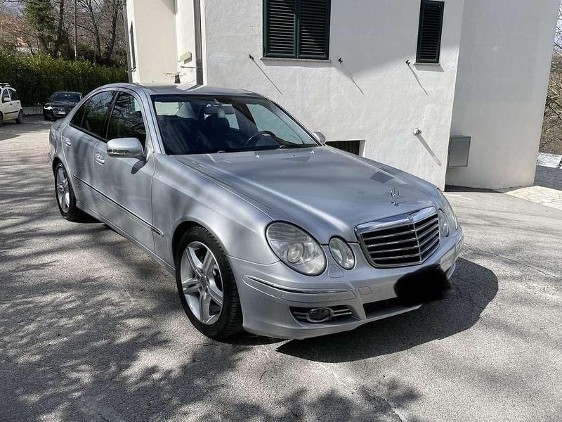 Usata 2007 Mercedes E320 Avantgarde Tre volumi | 5900 € (Buon prezzo) - Immagine 1/4