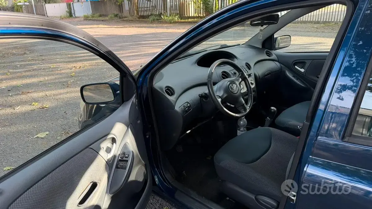 Usata Toyota Yaris 68 CV (50 kW) 2003 Bluazzurro Berlina