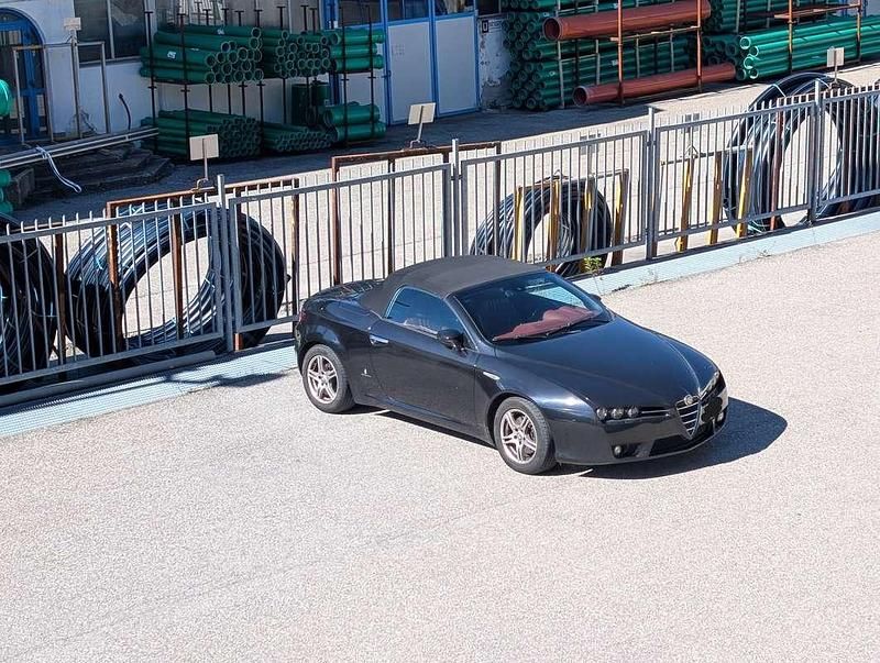 Nero Usata 2007 Alfa Romeo Spider Exclusive Cabrio | 16.200 € (Buon prezzo) - Immagine 1/4