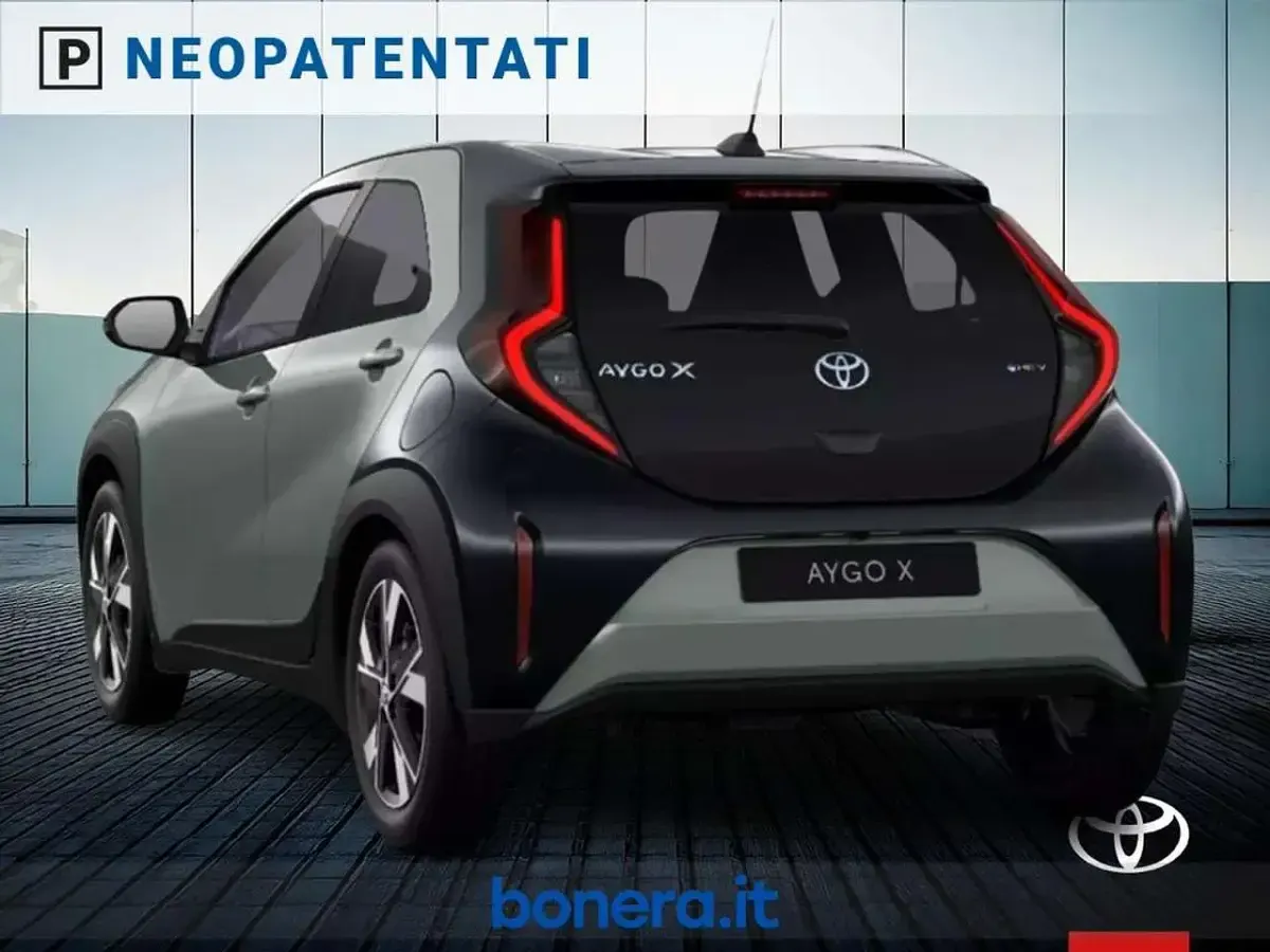 Nuova Toyota Aygo X 116 CV (85 kW) 2026 Tarragon green & black SUV