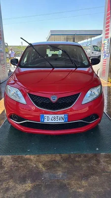 Usata Lancia Ypsilon Gold 69 CV (50 kW) 2016 Rosso Utilitaria