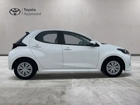 Usata Toyota Yaris Hybrid Active 116 CV (85 kW) 2022 Bianco Berlina